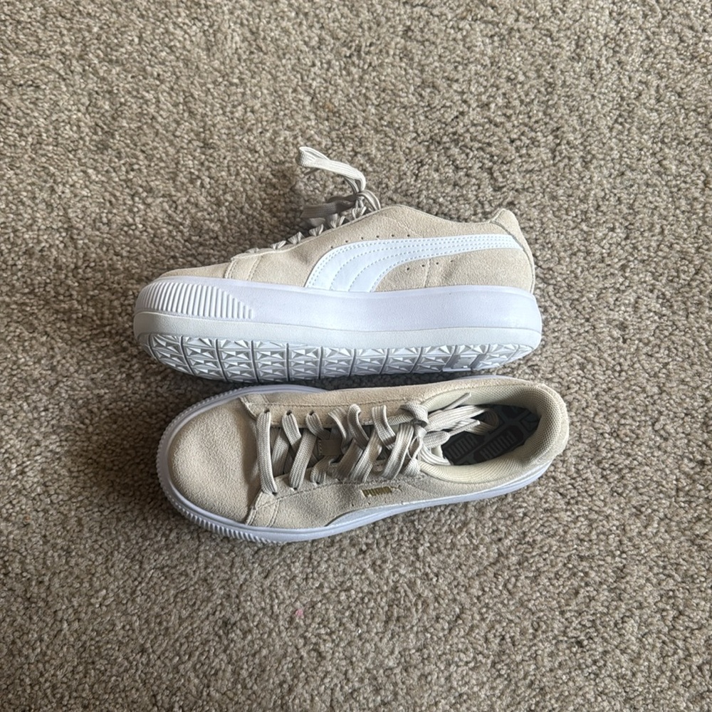 Puma sneaker, size 8, beige/white , never been worn